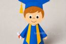 bambino con toga e tocco scuola