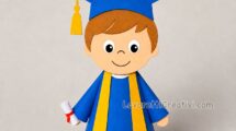 bambino con toga e tocco scuola
