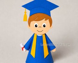 bambino con toga e tocco scuola