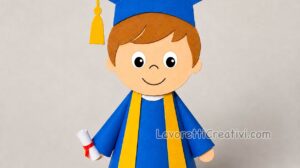 bambino con toga e tocco scuola