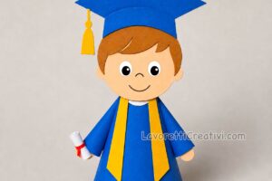 bambino con toga e tocco scuola