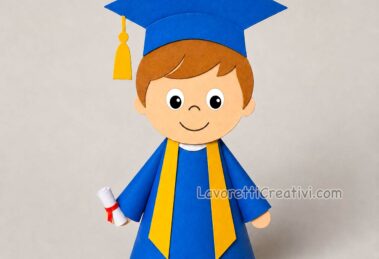 bambino con toga e tocco scuola