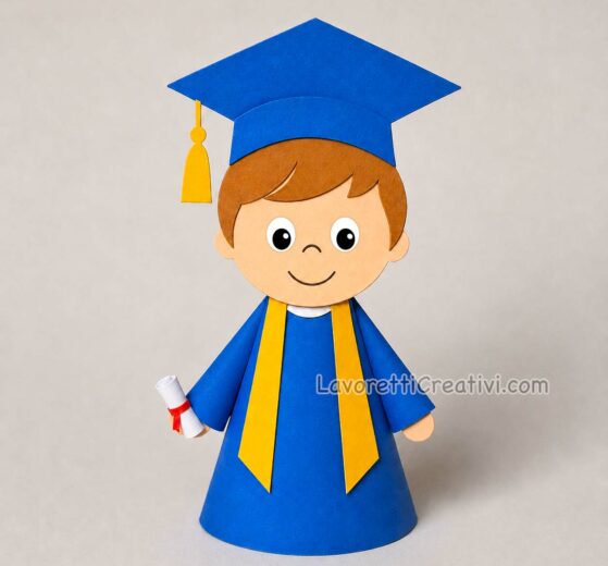 bambino con toga e tocco scuola