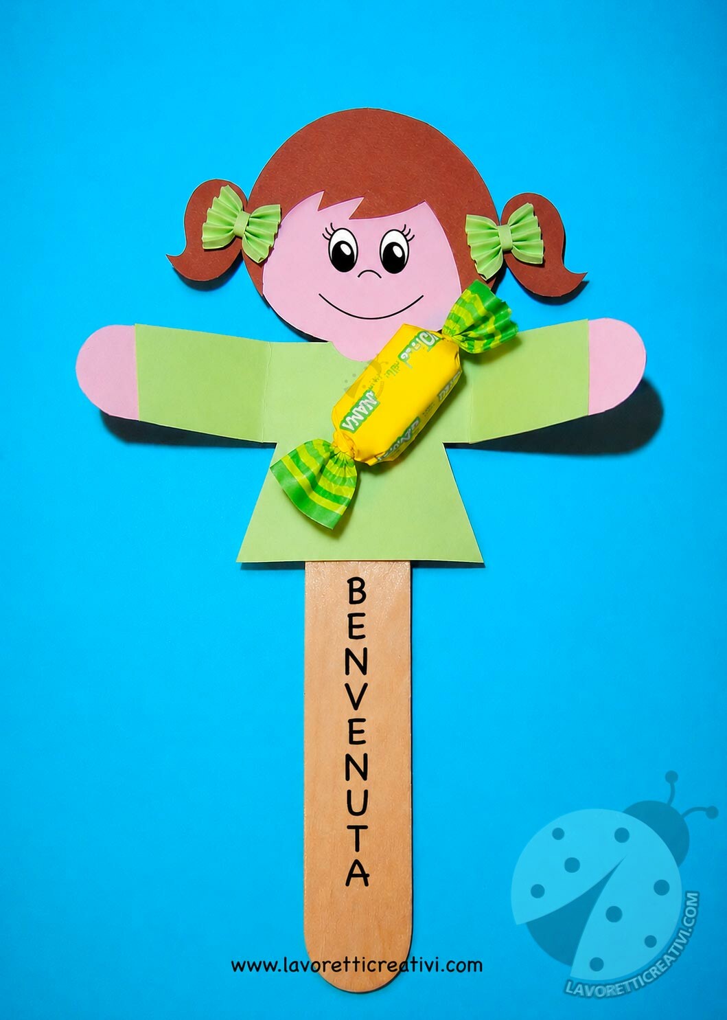 Bambino con caramella per il benvenuto 8 bambina con caramella