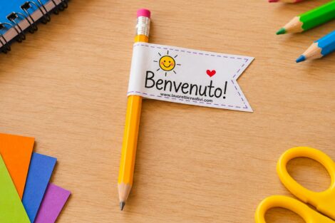 Matita con la bandiera di carta