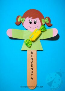 Bambina di carta che porta una caramella