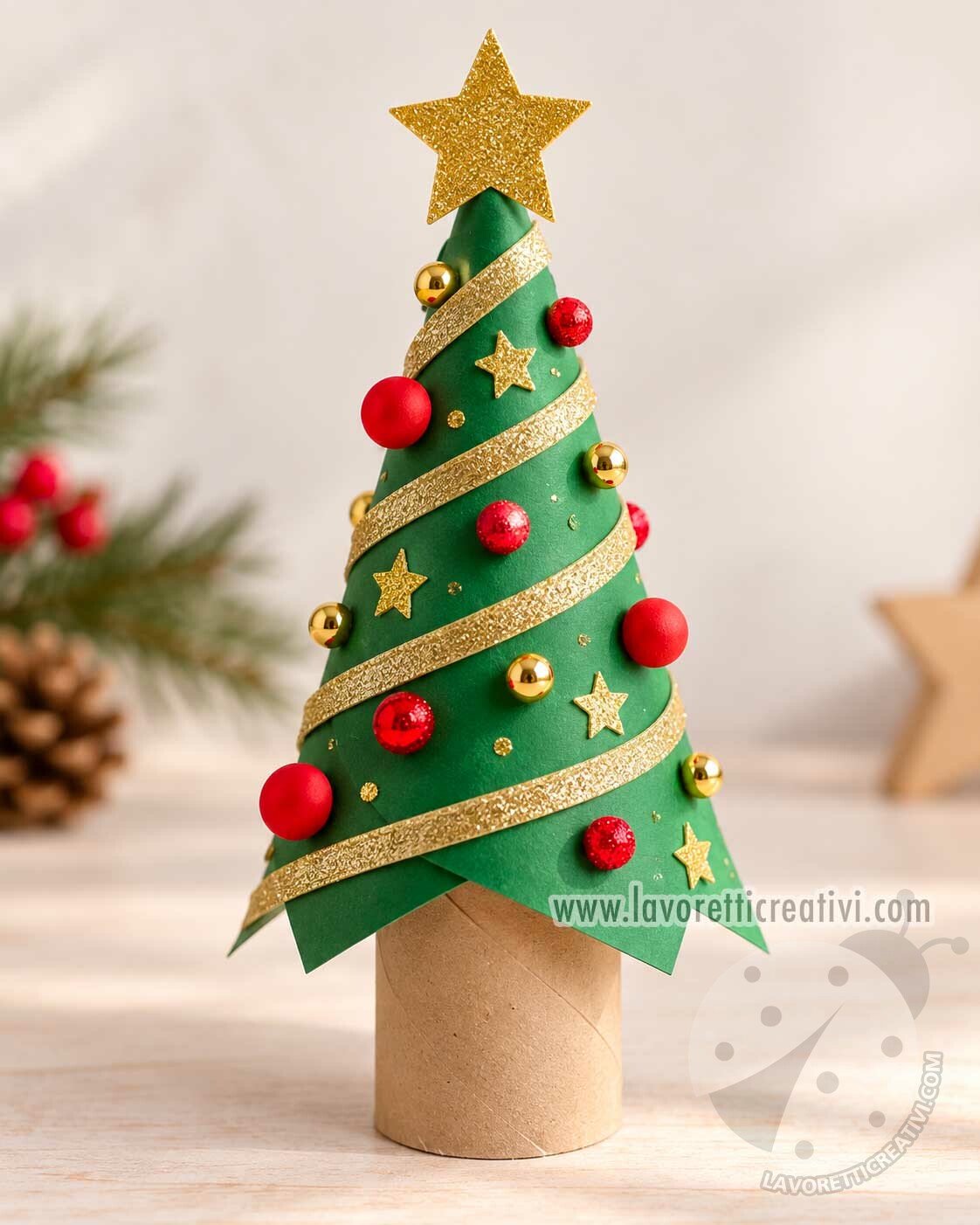 Albero di Natale fai da te per bambini 8 albero con decorazioni rosse e dorate