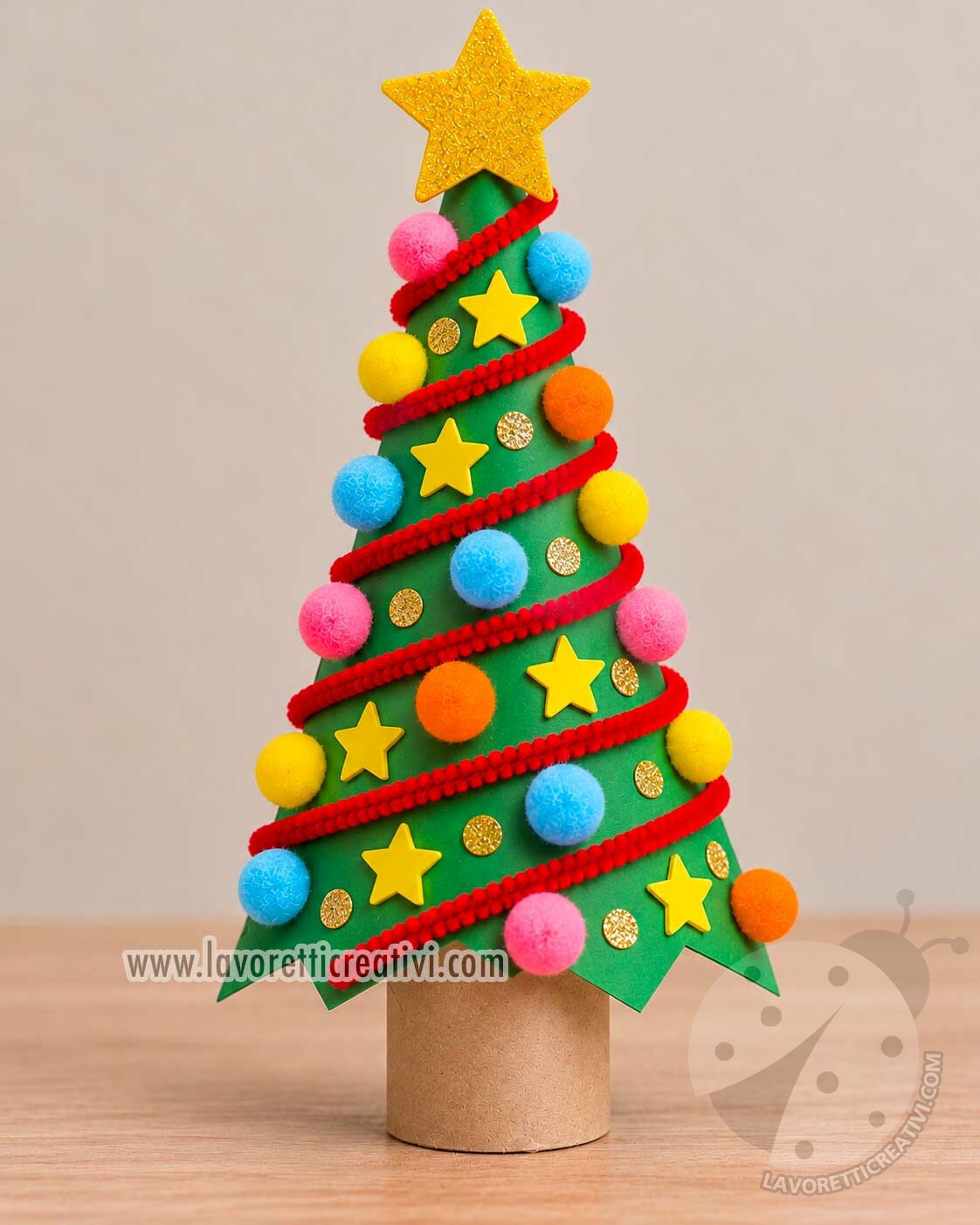 Albero di Natale fai da te per bambini 9 Albero di Natale fai da te per bambini con rotolo di carta igienica, cartoncino e pompon. Un lavoretto natalizio facile e colorato.