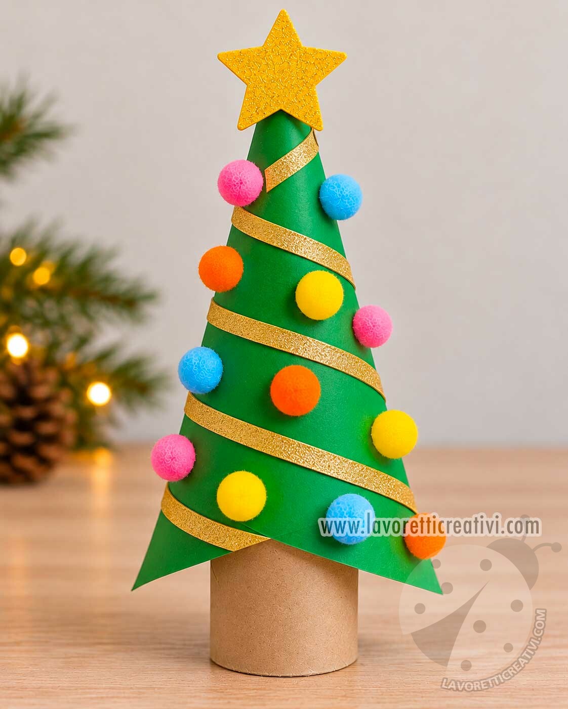 Albero di Natale fai da te per bambini 7 albero natale con piccoli pompon colorati