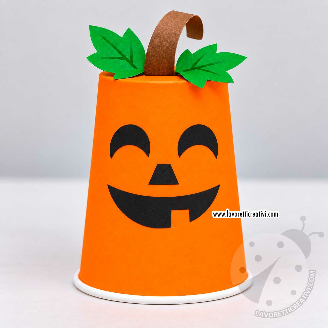 zucca Halloween con bicchiere di carta