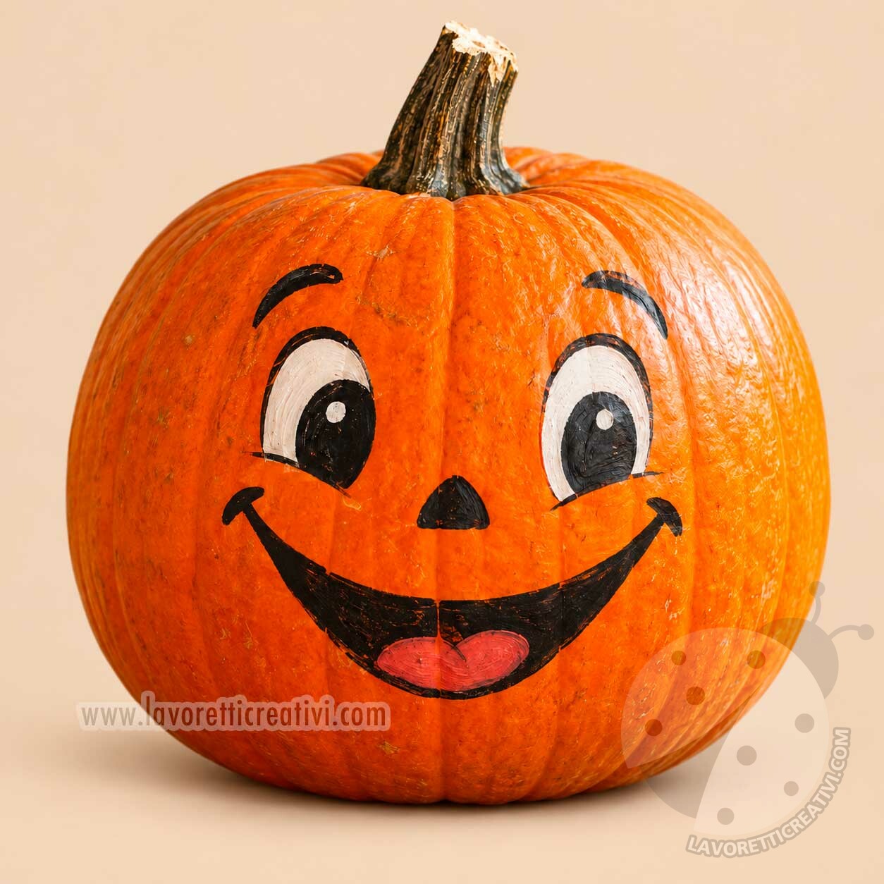 Zucca dipinta con occhi grandi e faccina sorridente