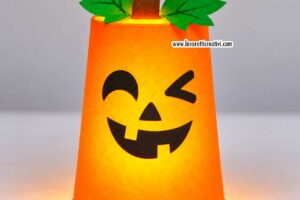 zucca lanterna halloween con bicchiere