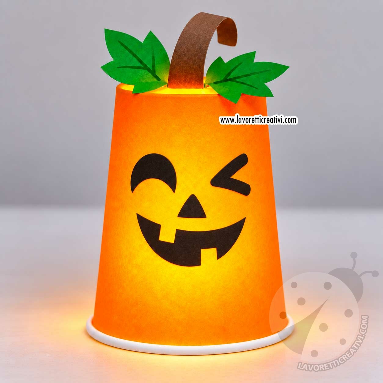 zucca lanterna halloween con bicchiere